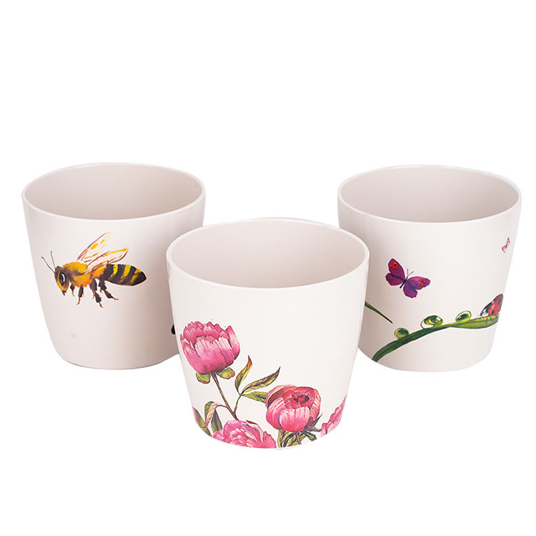 Vaso da fiori tradizionale in fibra di bambù con pittura semplice